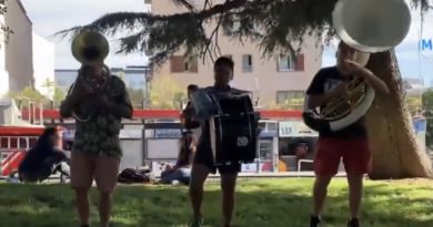 “Central Cumbia” Tres amigos que disfrutan tocando en la calle