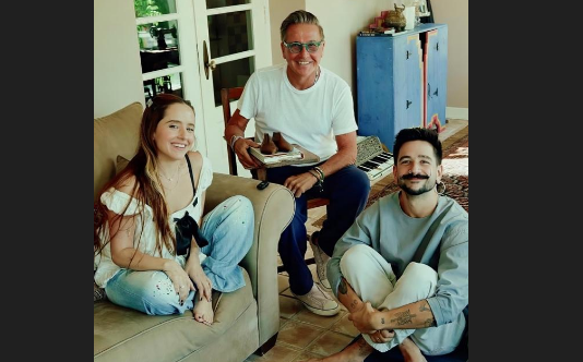 RICARDO MONTANER lanzó una nueva versión de  “Si Tuviera Que Elegir”  junto a Camilo y Evaluna.